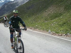 Read more about the article Conquering Trails: The Ultimate Manali to Leh Cycling Expedition