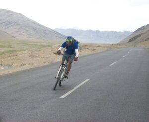 Read more about the article Pedaling from Green to Gray: The Manali to Leh Cycling Expedition